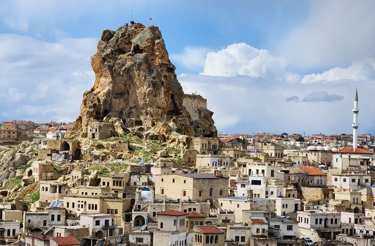 Ortahisar Kalesi ve çevresindeki taş evler; Kapadokya’nın kayaya oyulmuş yerleşim dokusunu gösteren panoramik Ortahisar manzarası